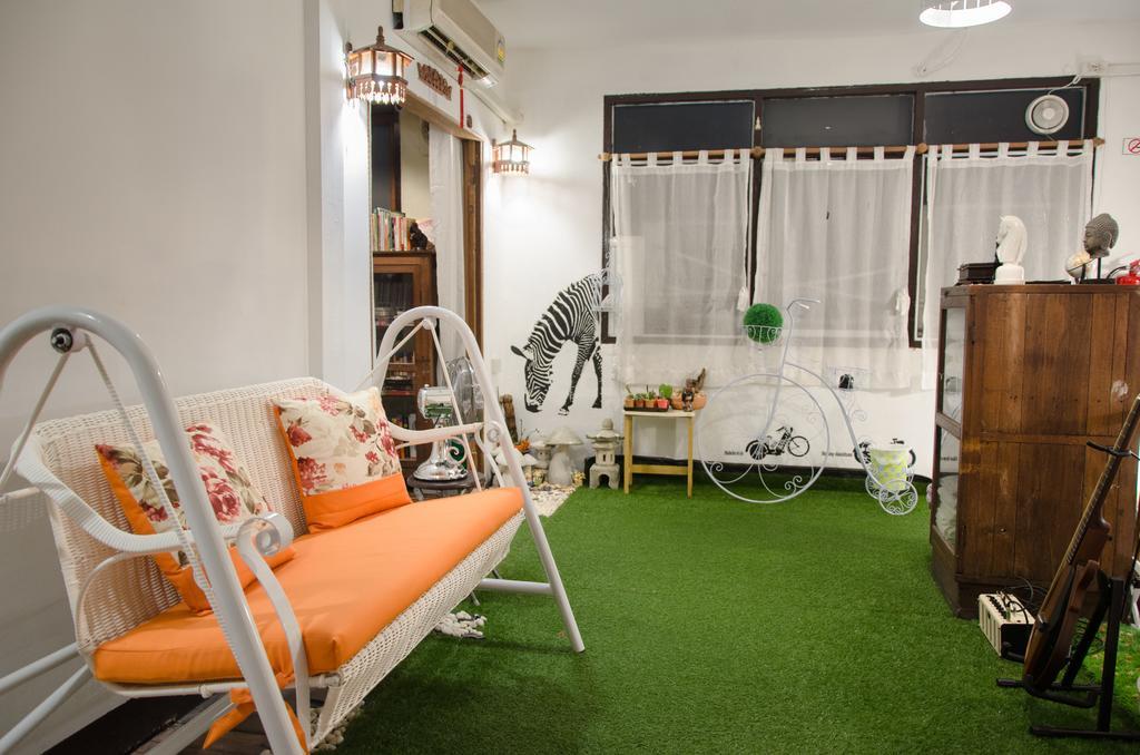 Bed And Butler Hostel Bangkok Exterior photo