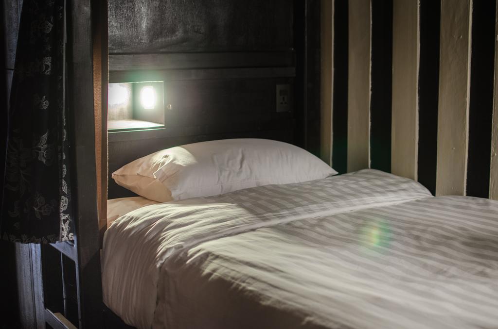 Bed And Butler Hostel Bangkok Exterior photo