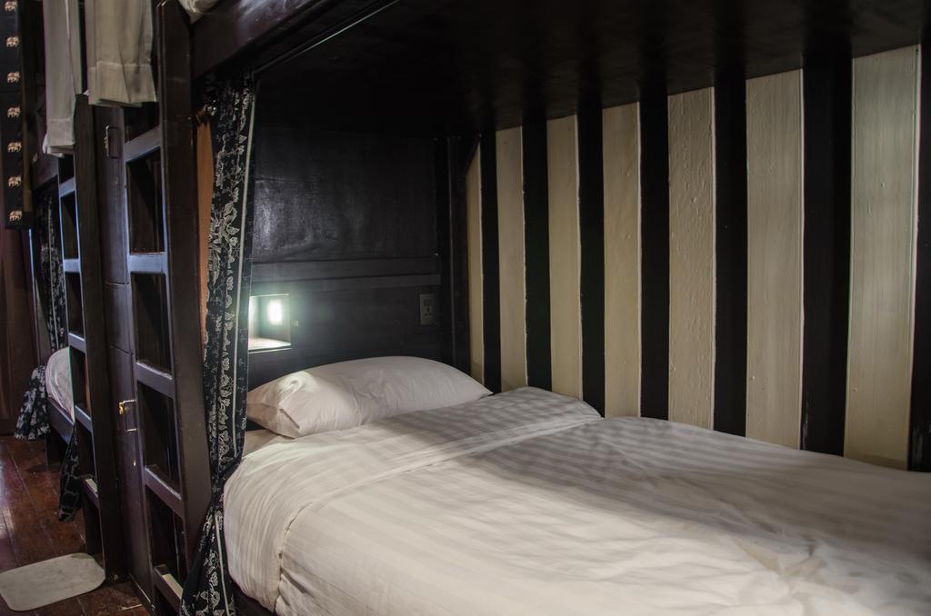 Bed And Butler Hostel Bangkok Exterior photo