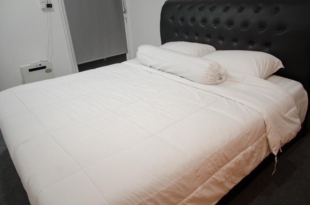 Bed And Butler Hostel Bangkok Exterior photo