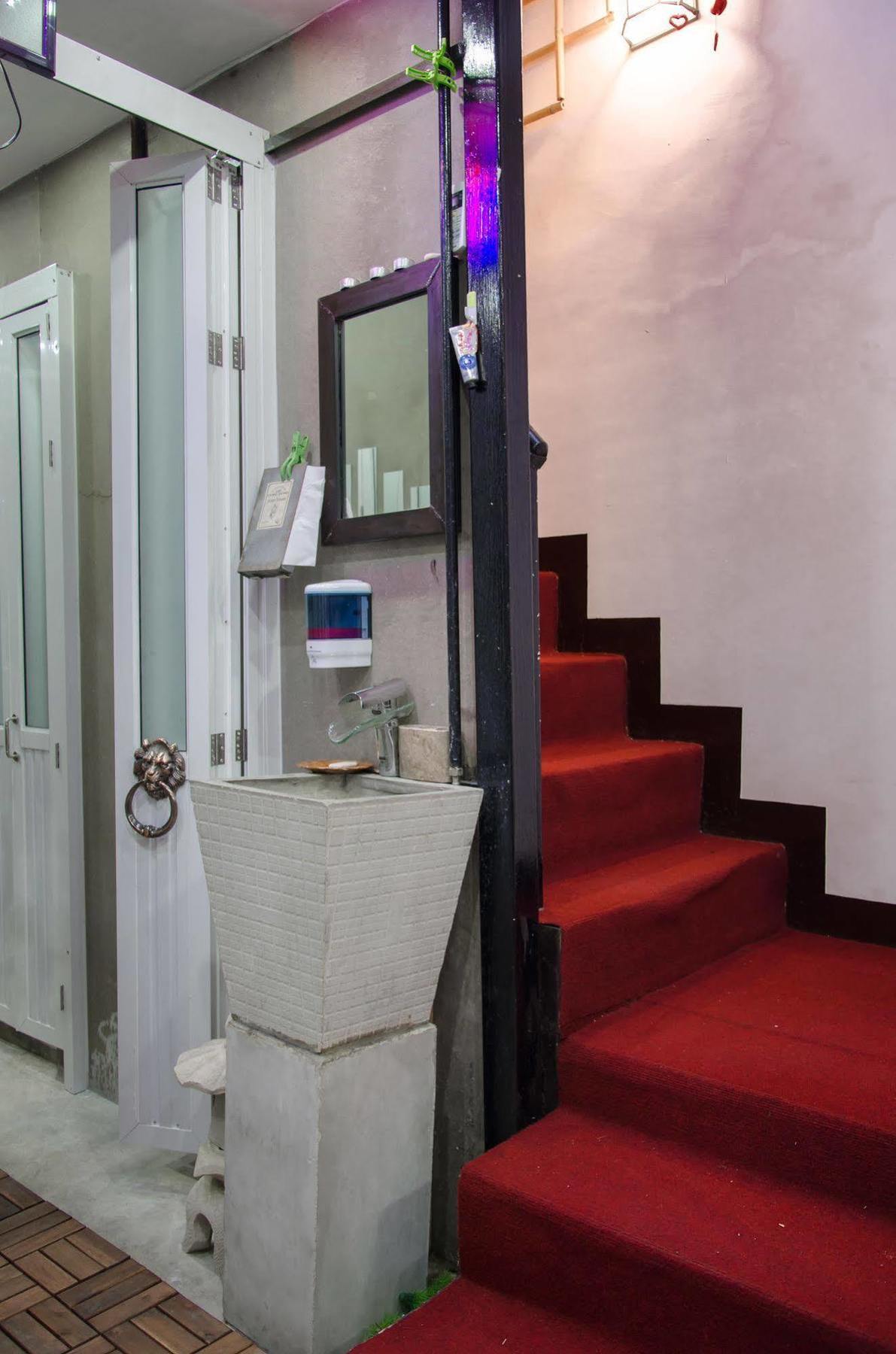 Bed And Butler Hostel Bangkok Exterior photo
